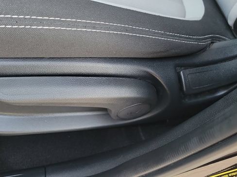 Used 2022 Hyundai Venue SEL FWD image 16