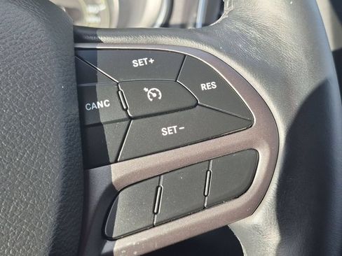 Used 2019 Jeep Cherokee Latitude Plus w/ Cold Weather Group AWD/4WD image 19