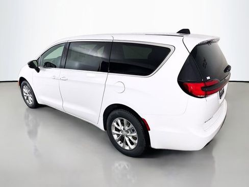 New 2026 Chrysler Pacifica Select image 5