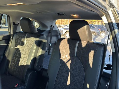 Certified 2024 Toyota Highlander XLE image 28