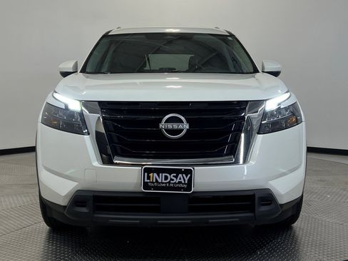 Used 2024 Nissan Pathfinder SV image 2