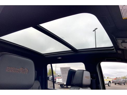 Used 2025 Chevrolet Suburban High Country AWD/4WD image 24