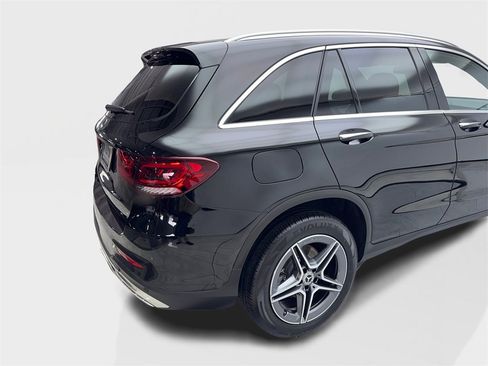 Used 2022 Mercedes-Benz GLC 300 w/ AMG Line image 18