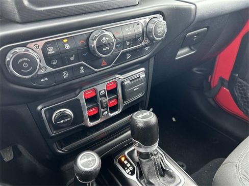 Used 2019 Jeep Wrangler Unlimited Sahara w/ Cold Weather Group image 32