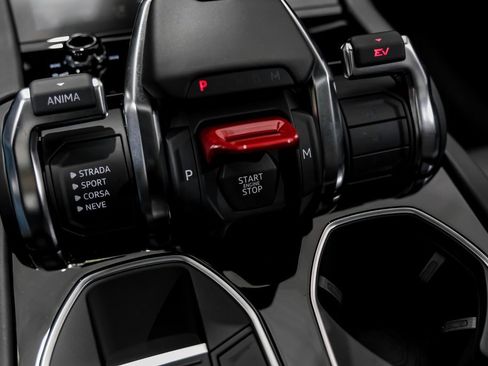 Used 2025 Lamborghini Urus SE image 16