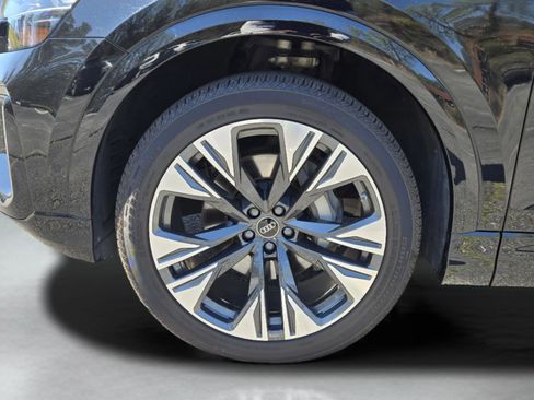 Used 2025 Audi Q8 Premium Plus image 9