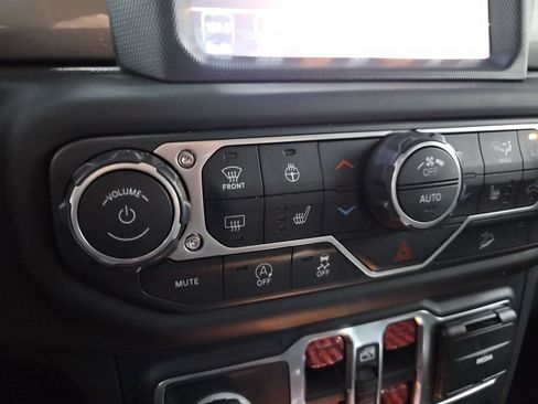 Used 2018 Jeep Wrangler Unlimited Sahara w/ Uconnect 4C Nav & Sound Group AWD/4WD image 21