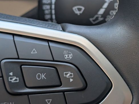 Used 2025 Volkswagen Taos SE w/ Panoramic Sunroof Package FWD image 34