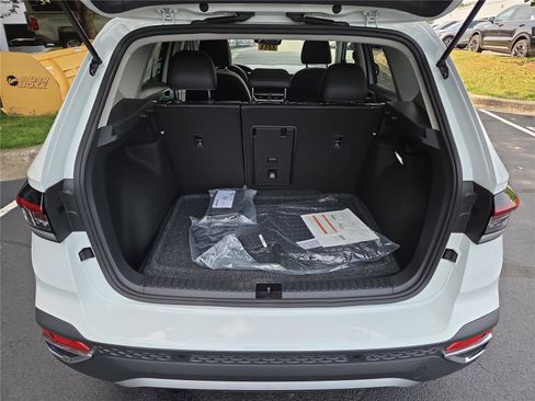 New 2025 Volkswagen Taos SE image 29