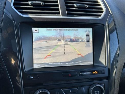 Used 2017 Ford Explorer XLT w/ Equipment Group 202A image 10