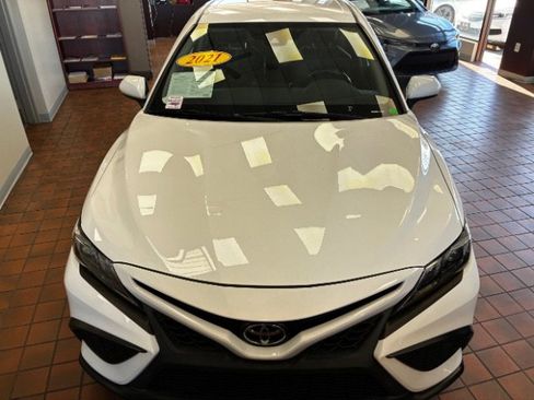 Used 2021 Toyota Camry SE image 6