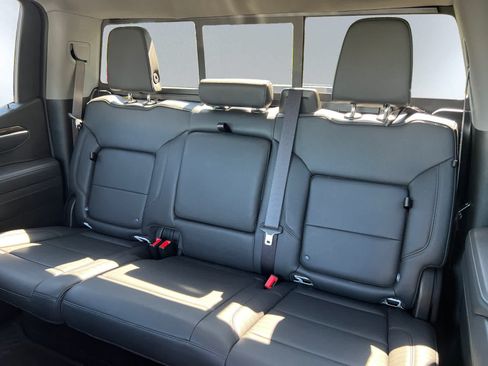 Used 2025 Chevrolet Silverado 1500 LT Trail Boss w/ Convenience Package II AWD/4WD image 18
