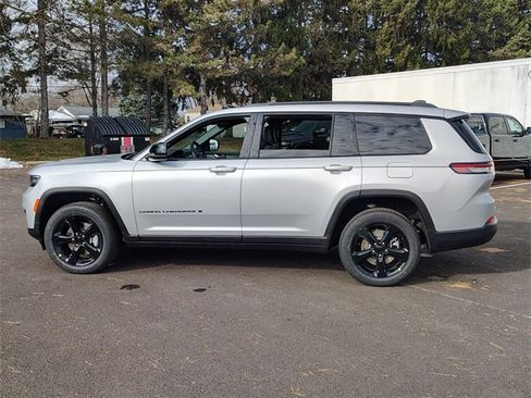 New 2025 Jeep Grand Cherokee L Altitude image 10