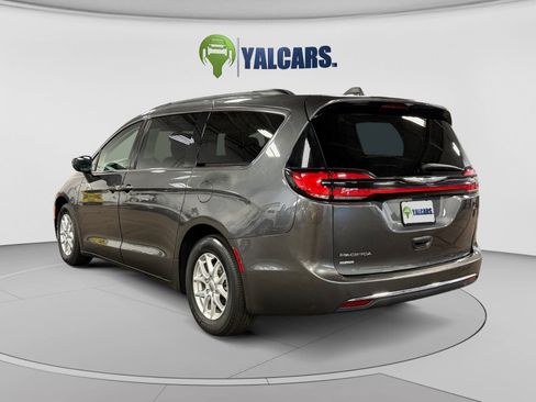 Used 2022 Chrysler Pacifica Touring-L FWD image 3