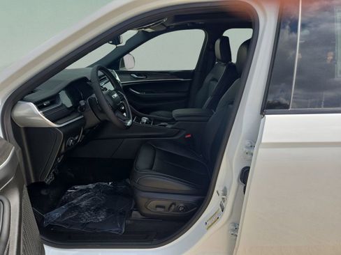 New 2025 Jeep Grand Cherokee L Limited RWD image 10
