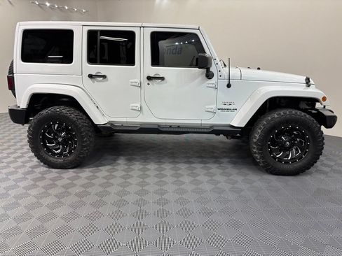 Used 2017 Jeep Wrangler Unlimited Sahara w/ Connectivity Group AWD/4WD image 6