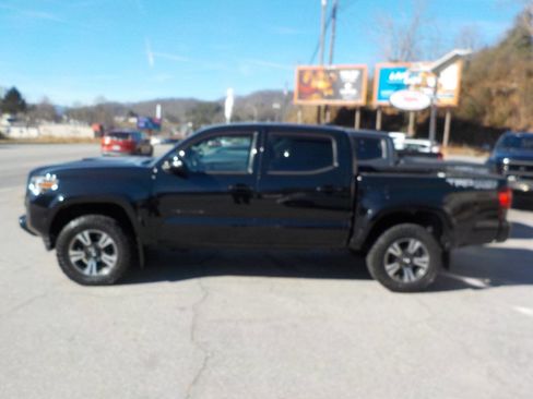 Used 2019 Toyota Tacoma TRD Sport image 1