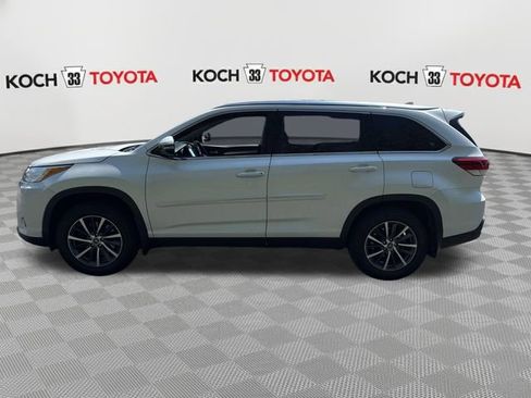 Used 2019 Toyota Highlander XLE AWD/4WD image 4