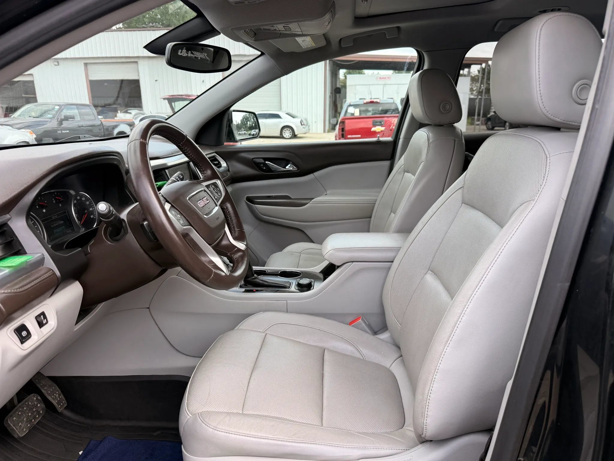 Used 2017 GMC Acadia SLT w/ LPO, Black Accent Package FWD image 2