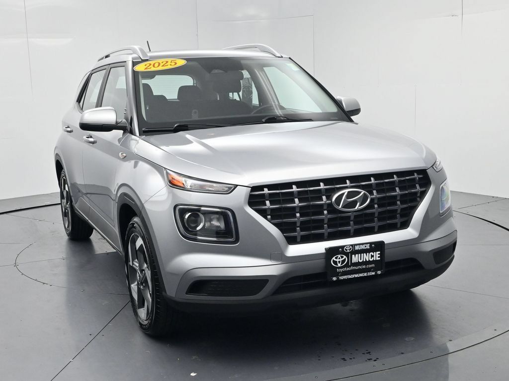 Used 2025 Hyundai Venue SEL FWD image 2