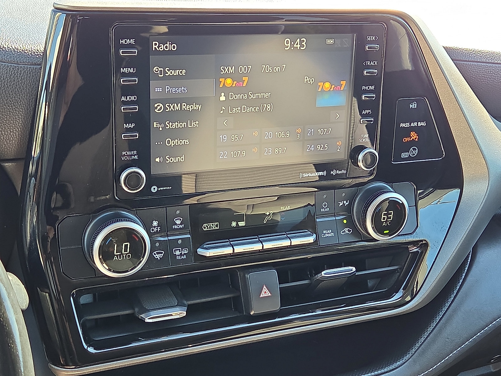 Used 2021 Toyota Highlander LE AWD/4WD image 18