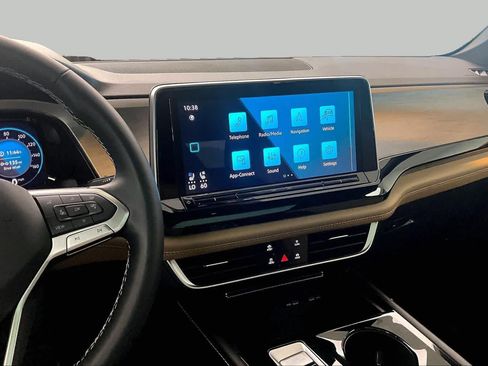 Used 2025 Volkswagen Atlas Cross Sport SE w/ Panoramic Sunroof Package FWD image 7