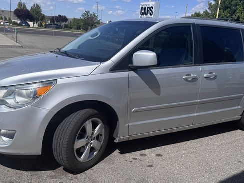 Used 2011 Volkswagen Routan SEL FWD image 4