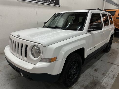 Used 2016 Jeep Patriot Sport w/ Power Value Group FWD image 2