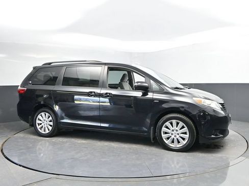 Used 2017 Toyota Sienna LE AWD/4WD image 3