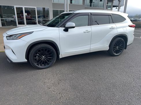 Used 2022 Toyota Highlander Platinum image 1