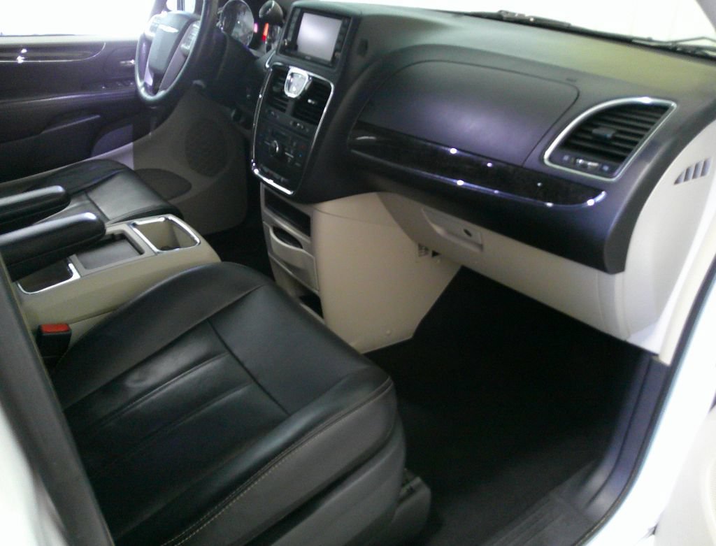 Used 2014 Chrysler Town & Country Touring FWD image 25