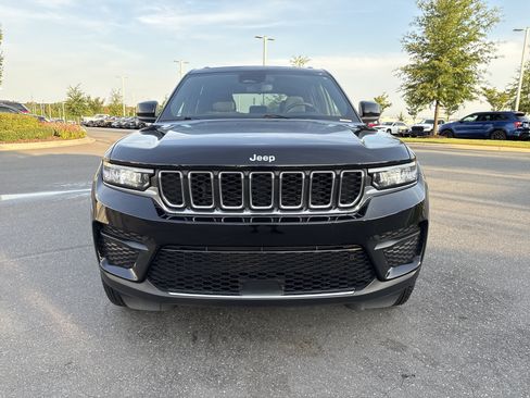 Used 2024 Jeep Grand Cherokee Laredo X w/ Luxury Tech Group I AWD/4WD image 3