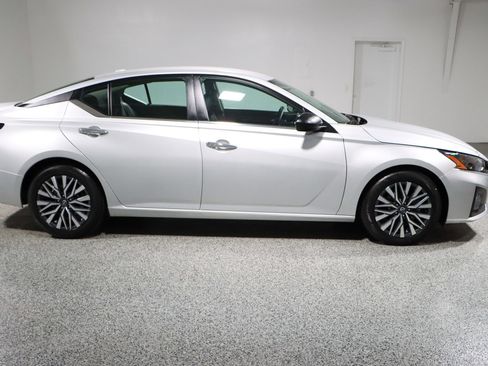 Used 2024 Nissan Altima 2.5 SV image 6