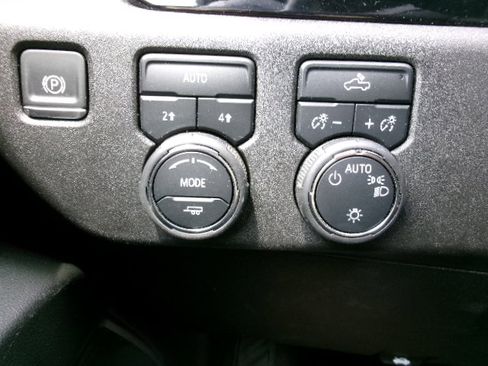 Used 2025 Chevrolet Silverado 1500 LT image 25