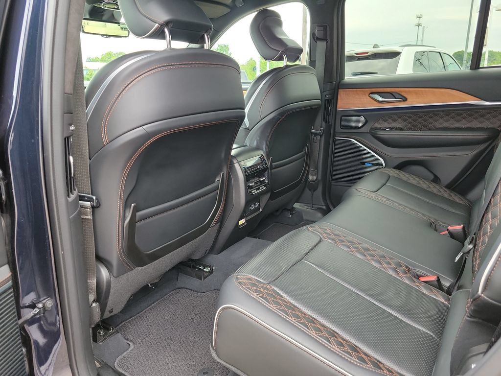 Used 2023 Jeep Grand Cherokee Summit AWD/4WD image 14