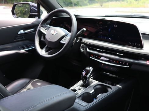 Used 2025 Cadillac XT4 Premium Luxury image 21