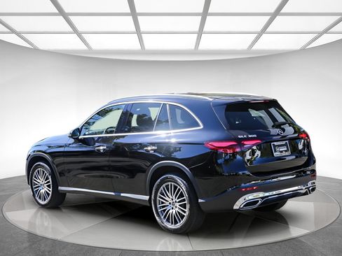 Used 2024 Mercedes-Benz GLC 300 4MATIC image 2
