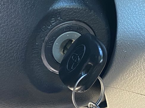 Used 2012 Toyota Highlander FWD w/ Tech Pkg image 25