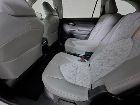 Used 2023 Toyota Highlander Bronze Edition image 29