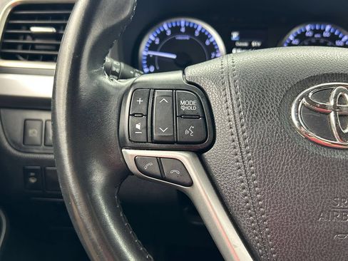 Used 2019 Toyota Highlander Plus FWD image 32