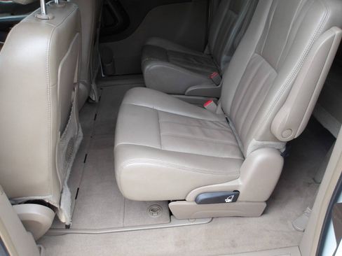 Used 2014 Chrysler Town & Country Touring-L w/ Trailer Tow Group FWD image 23