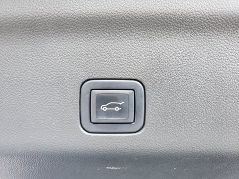 Used 2022 Cadillac Escalade Luxury image 9