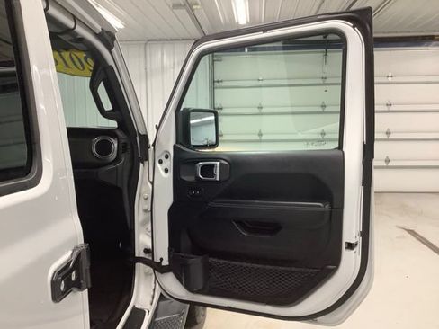 Used 2018 Jeep Wrangler Unlimited Sahara w/ Cold Weather Group AWD/4WD image 10