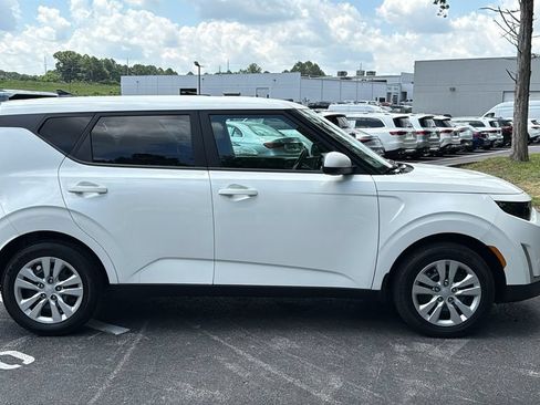 Used 2025 Kia Soul LX FWD image 2