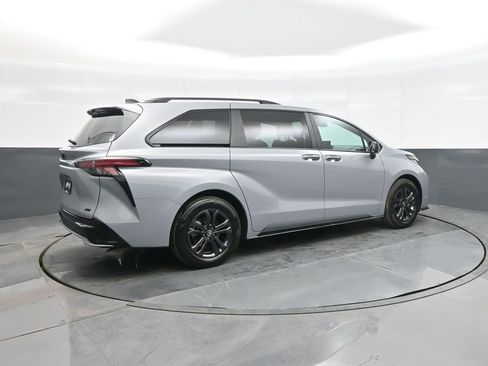 Used 2025 Toyota Sienna XSE image 7
