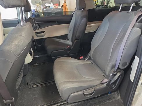Used 2024 Kia Carnival LX FWD image 9