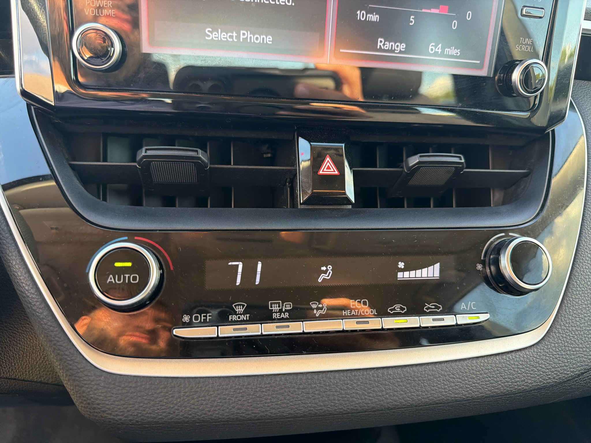 Used 2020 Toyota Corolla LE FWD image 19