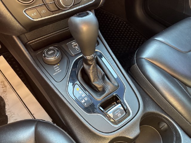 Used 2019 Jeep Cherokee Latitude Plus AWD/4WD image 18