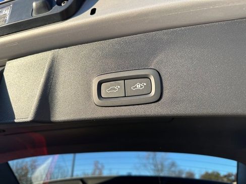 Certified 2025 Volvo XC40 B5 Plus image 36