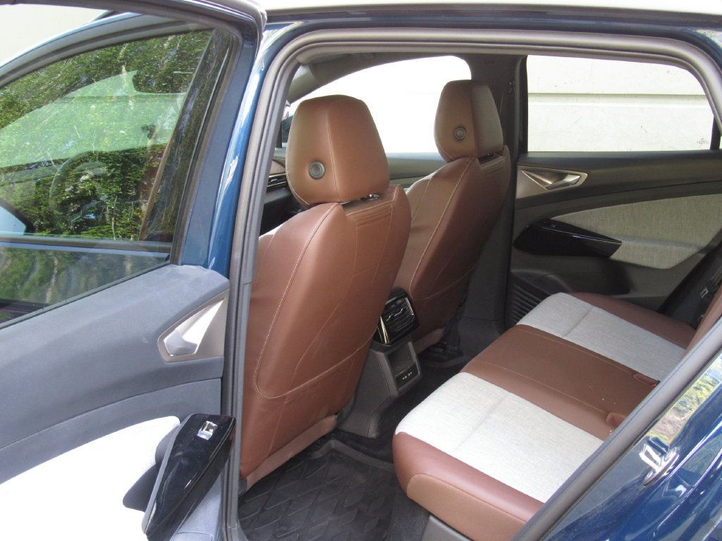 Used 2023 Volkswagen ID.4 Pro AWD/4WD image 13